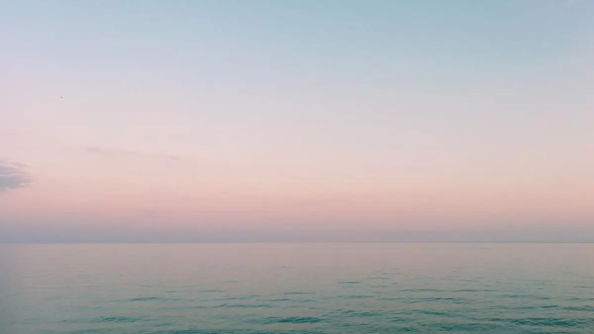 Ruhiges Meer bei Sonnenuntergang mit sanften Wellen