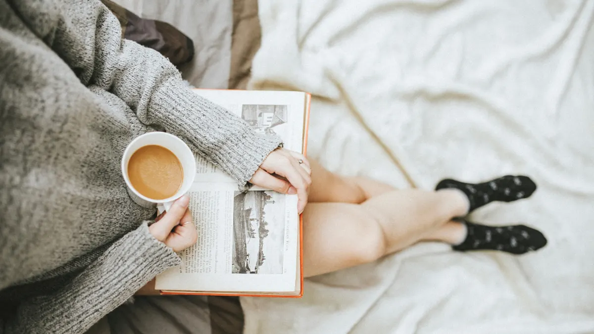 Frau liest entspannt ein Buch