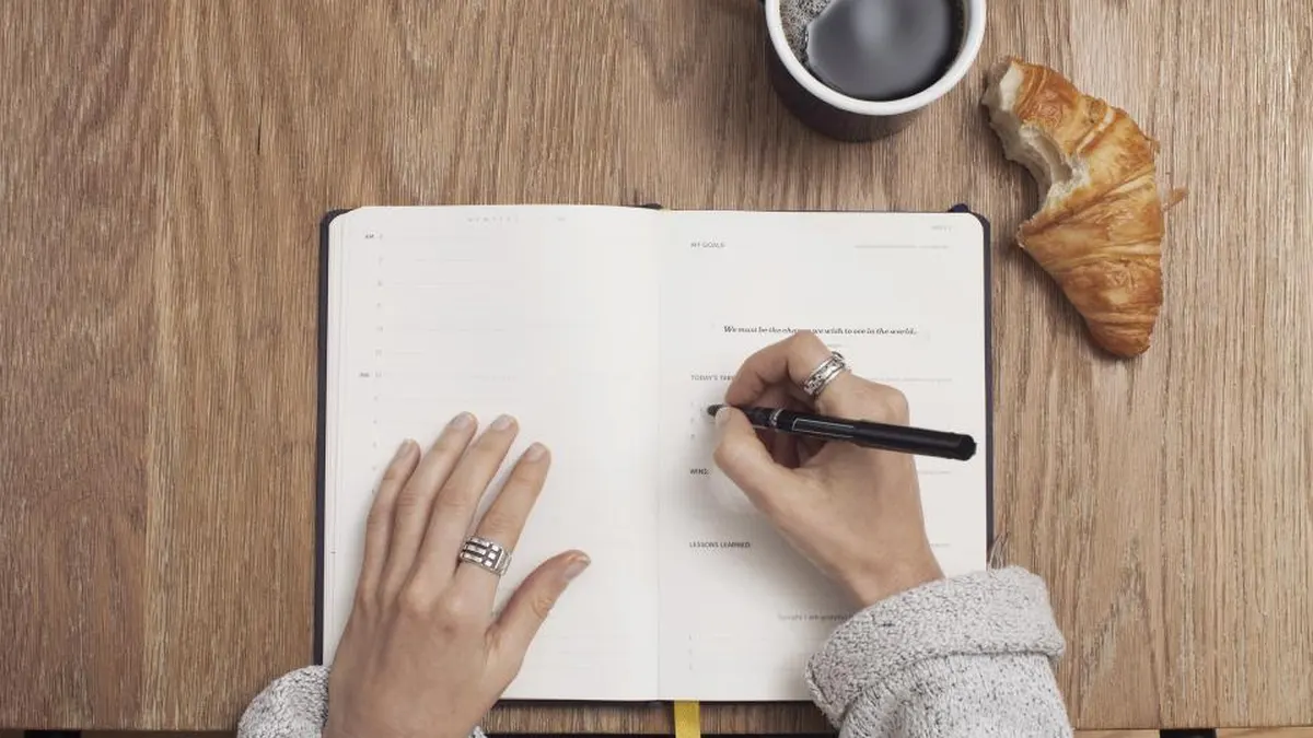 Aufgeschlagenes Journal mit Stift